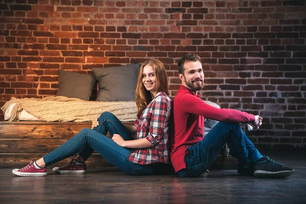 Jovem casal em casa — Fotografia de Stock