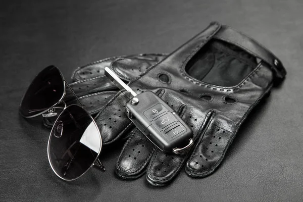 Llaves de coche y guantes de conducción —  Fotos de Stock