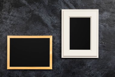 Resim çerçevesi koyu arka plan üzerinde