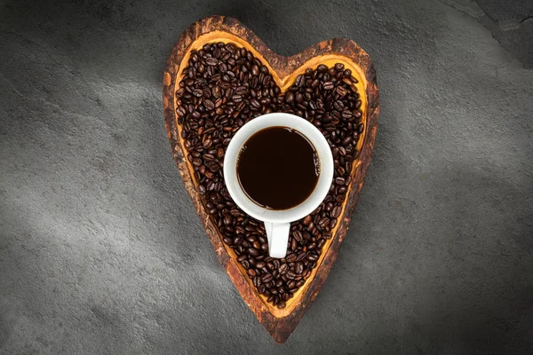 Granos de café en un tazón en forma de corazón — Foto de Stock