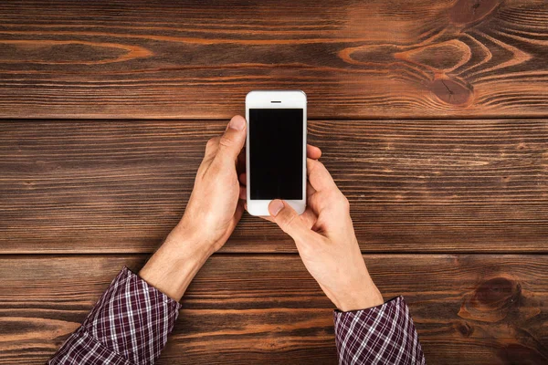 Mannelijke handen die een smartphone vasthouden — Stockfoto