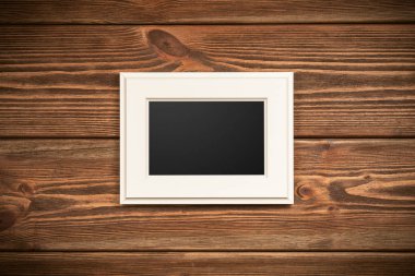 Resim çerçevesi ahşap duvar üzerinde