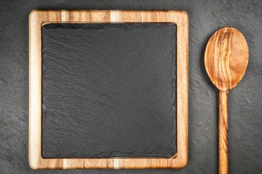 Ahşap bir çerçeve içinde kayrak yönetim kurulu