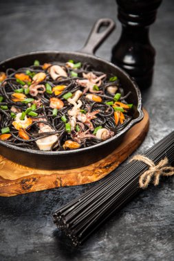 Deniz mahsullü siyah spagetti.