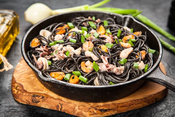 Svart spaghetti med skaldjur — Stockfoto