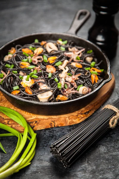 Espaguete preto com frutos do mar — Fotografia de Stock