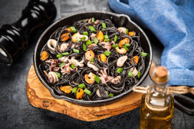 Deniz mahsullü siyah spagetti.