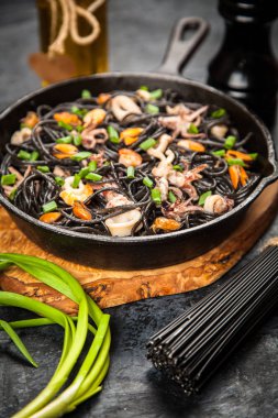 Deniz mahsullü siyah spagetti.