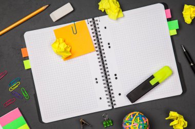 Açık Not Defteri ile ofis, banka donatımı