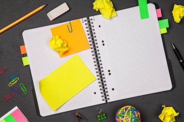 Açık Not Defteri ile ofis, banka donatımı