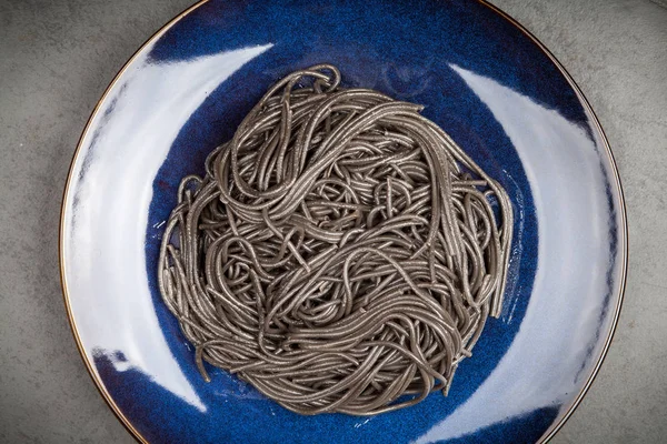 Svart spagetti laget av blekksprutblekk – stockfoto