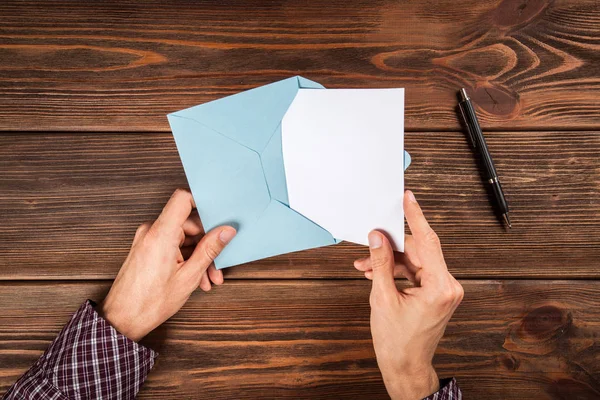 Enviar uma carta — Fotografia de Stock