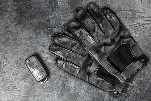 Car keys and driving gloves — Stock Photo, Image