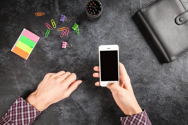 Mannelijke handen die een smartphone vasthouden — Stockfoto