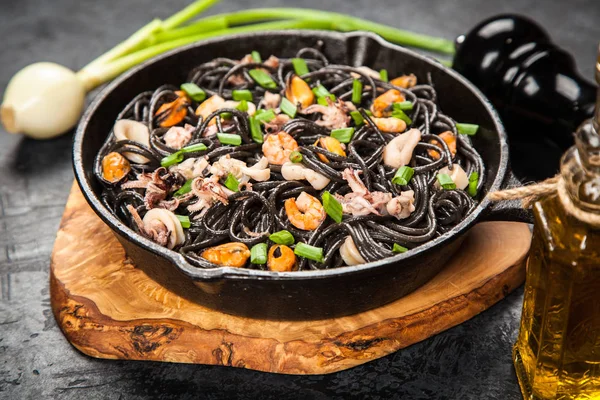 Black spaghetti with seafood — Stock Photo, Image