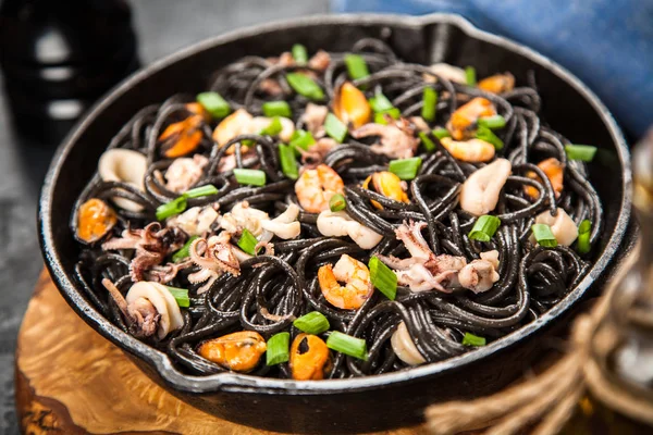 Deniz mahsullü siyah spagetti.