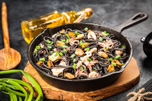 Deniz mahsullü siyah spagetti.