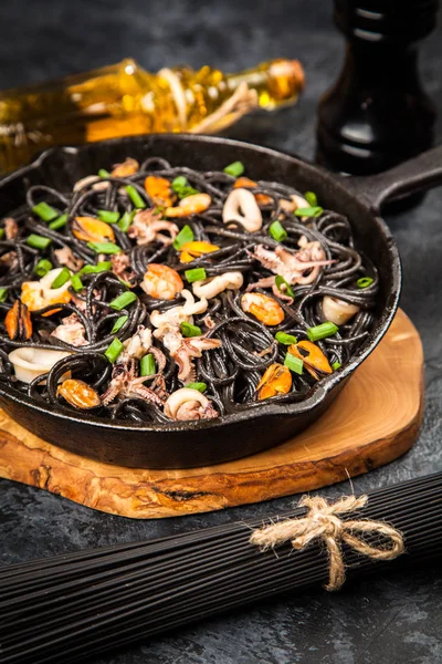 Deniz mahsullü siyah spagetti.