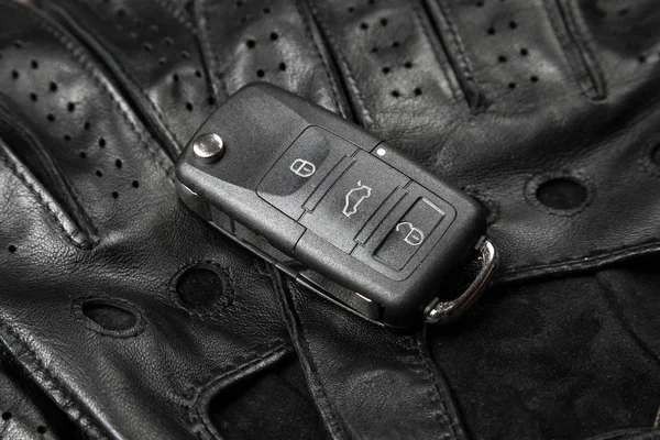 Arabanın anahtarlarını ve sürüş eldiven — Stok fotoğraf