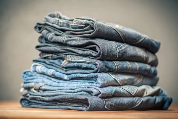 Högen av jeans — Stockfoto
