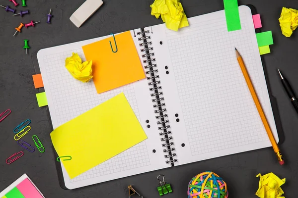 Açık Not Defteri ile ofis, banka donatımı