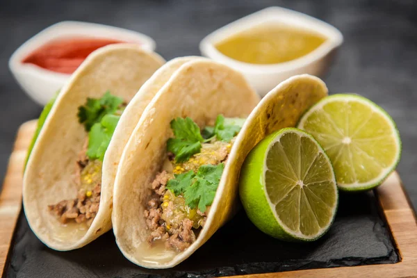 Tacos mexicanos con carne —  Fotos de Stock