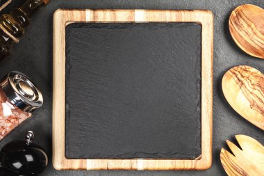 Ahşap bir çerçeve içinde kayrak yönetim kurulu