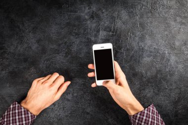 Erkek Elleri Akıllı Telefon Tutuyor