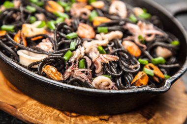 Deniz mahsullü siyah spagetti.