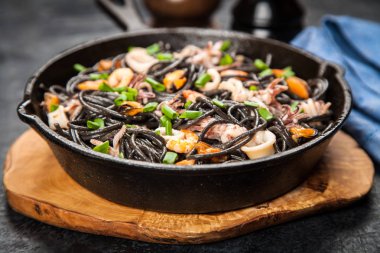 Deniz mahsullü siyah spagetti.