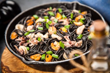 Deniz mahsullü siyah spagetti.