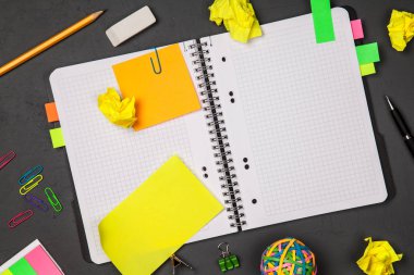 Açık Not Defteri ile ofis, banka donatımı