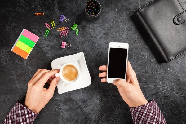 Mannelijke handen die een smartphone vasthouden — Stockfoto