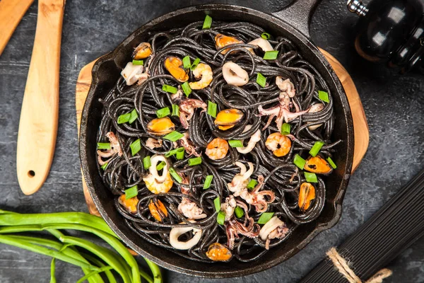 Svart spaghetti med skaldjur — Stockfoto