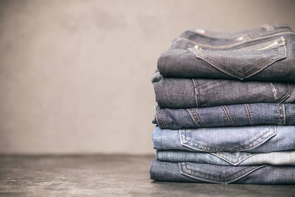 Högen av jeans — Stockfoto