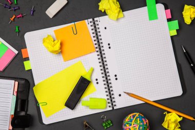 Açık Not Defteri ile ofis, banka donatımı