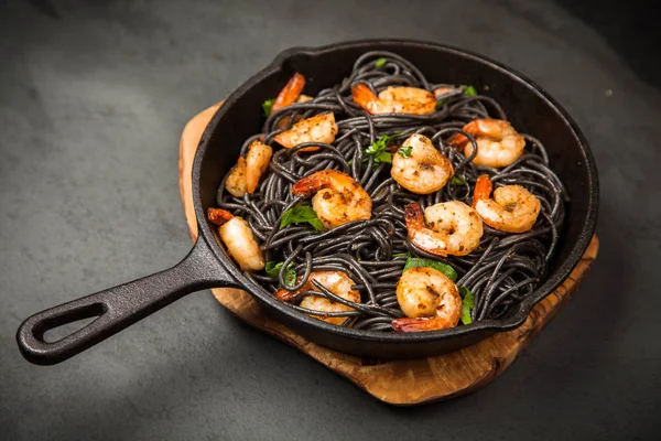 Svart pasta med räkor — Stockfoto