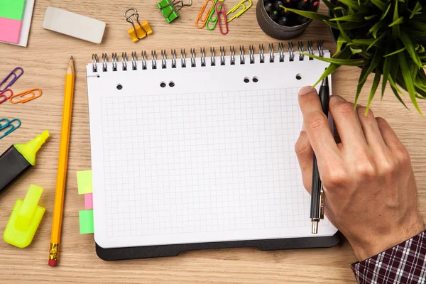 Offener Notizblock mit Büromaterial — Stockfoto