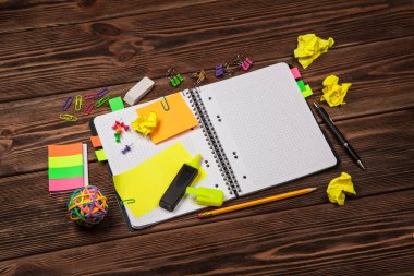 Açık Not Defteri ile ofis, banka donatımı