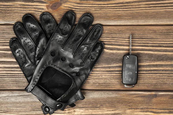 Car keys and driving gloves — Stock Photo, Image