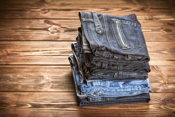 Kupie dżinsy — Zdjęcie stockowe