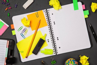 Açık Not Defteri ile ofis, banka donatımı