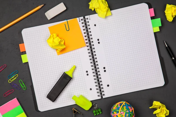 Offener Notizblock mit Büromaterial — Stockfoto