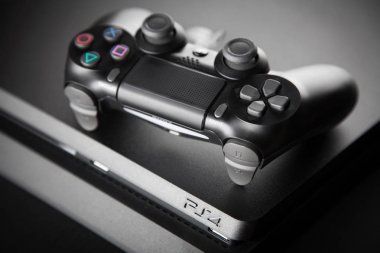 PlayStation 4 oyun konsolu