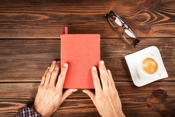 Het lezen van een boek — Stockfoto