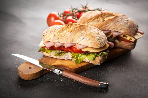 Delicioso sándwich de ciabatta — Foto de Stock