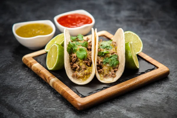 Sığır eti ile Meksika tacos — Stok fotoğraf