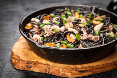 Deniz mahsullü siyah spagetti.