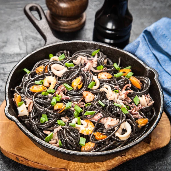 Black spaghetti with seafood — Stock Photo, Image