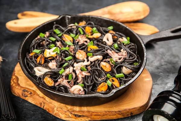 Black spaghetti with seafood — Stock Photo, Image